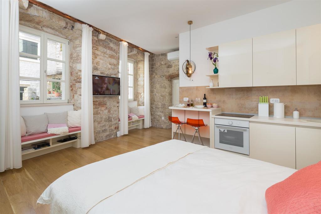 That Place Studio Apartment Трогир Екстериор снимка